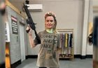 Deputada bolsonarista Júlia Zanatta posta foto com metralhadora e incita violência contra Lula