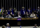 Deputados bolsonaristas impedem sessão na Câmara e batem boca com líder do PT; veja