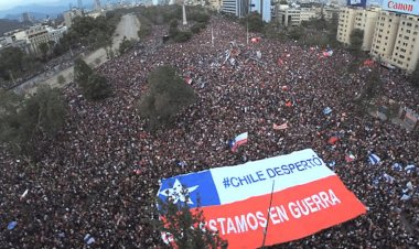 79% dos chilenos decidem enterrar Constituição de Pinochet e povo lota as ruas para comemorar .