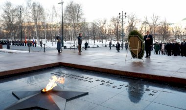 Bolsonaro colocou flores em monumento que homenageia soldados da antiga União das Repúblicas Socialistas Sovíéticas que lutaram na II Guerra Mundial.