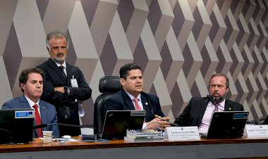 Em vitória de Lula, Senado aprova PEC da Transição com folga em 1º turno