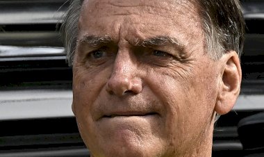 Bolsonaro volta a divulgar medidas de governo e ignorar posse de Lula