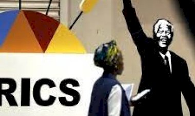 BRICS pretende criar sistema de pagamento para excluir dólar, diz MRE sul-africano