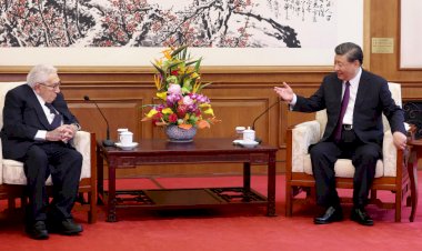 Kissinger em Pequim no Ministério da Defesa: “EUA e China não podem se dar ao luxo de se tratar como adversários”