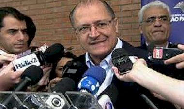 Aliados sugerem a Lula reforma ministerial mais ampla para acomodar Centrão