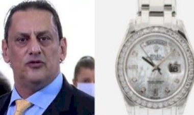 Documentos do FBI mostram que Wassef recomprou relógio presenteado a Bolsonaro