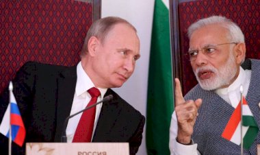 Rússia ignora uso do dólar e faz compra bilionária de armas indianas com moeda local