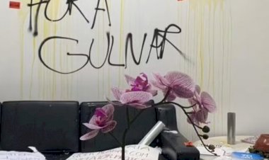 Em ato contra cortes e atrasos no pagamento de bolsas, alunos da Uerj picham reitoria