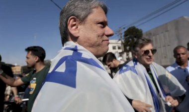 Tarcísio se enrola na bandeira de Israel em meio ao genocídio de palestinos 