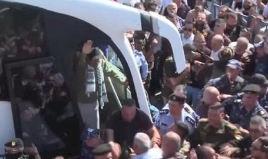 Multidão saúda libertação de palestinos das masmorras da ocupação israelense