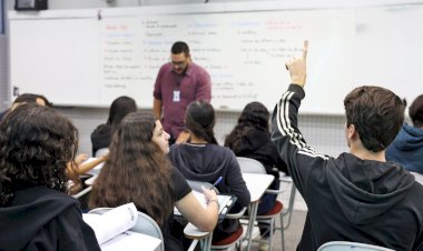 Maioria do STF mantém discussão sobre direito de professor temporário ao piso do magistério