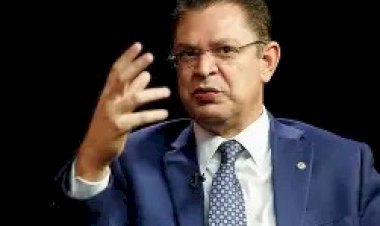 Sóstenes é pego com a mão na massa
