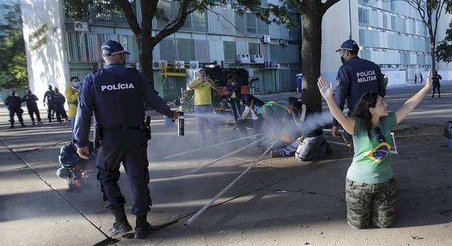 Governo do DF desmonta acampamento de Sara Winter em apoio a Bolsonaro