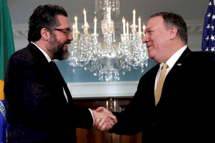 Às vésperas da chegada de Mike Pompeo, Ernesto Araújo pede boicote às eleições da Venezuela