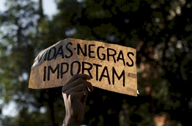 Para o Carrefour, negros e cachorros brasileiros são a mesma coisa.