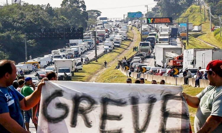 Líder caminhoneiro diz que greve está mantida e que não basta zerar tributo do diesel