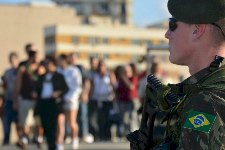 Militares deixaram de ser vistos como o lado racional do governo, diz pesquisador
