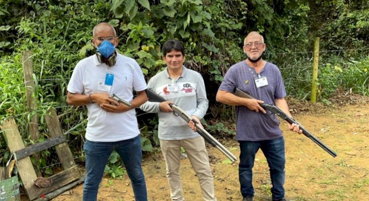 Chefe do Incra no RJ posta foto armado e camponeses veem ameaça