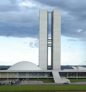 Sob críticas, Senado aprova texto-base da MP da Eletrobras