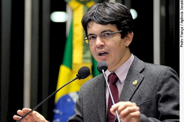 Randolfe vai ao STF para apresentar queixa-crime contra Bolsonaro por difamação