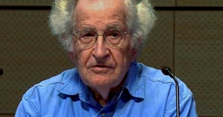 A maioria do mundo não aderiu às sanções dos EUA contra a Rússia, assinala Noam Chomsky