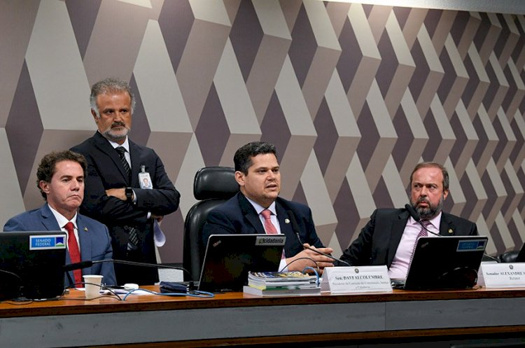 Em vitória de Lula, Senado aprova PEC da Transição com folga em 1º turno