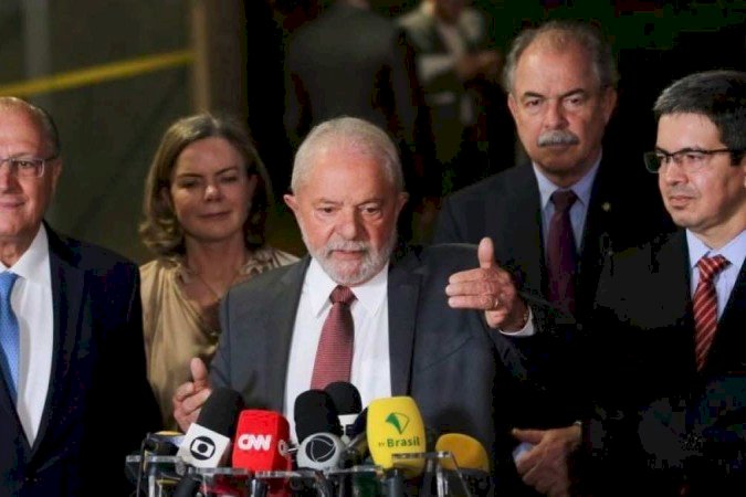 Lula anuncia fim das privatizações e Mercadante no BNDES