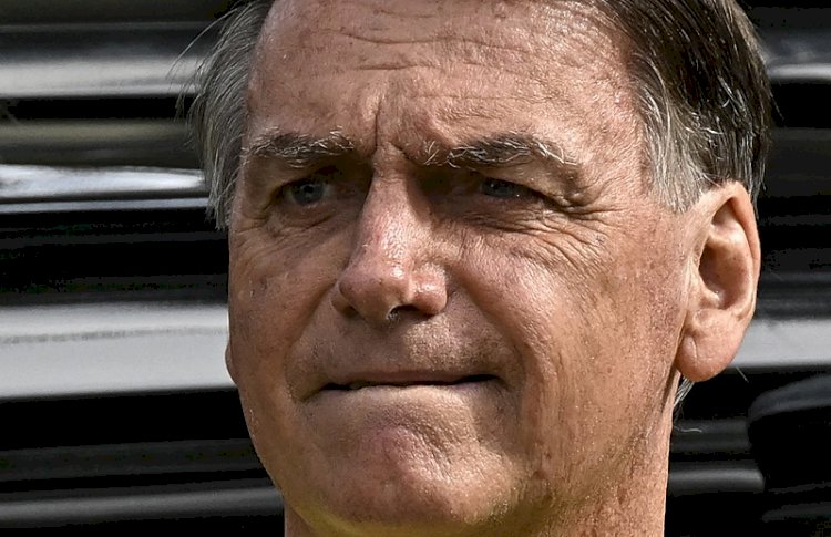 Bolsonaro volta a divulgar medidas de governo e ignorar posse de Lula