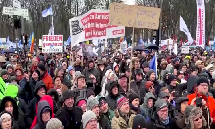 Milhares exigem em Berlim suspensão imediata do envio de armas à Ucrânia