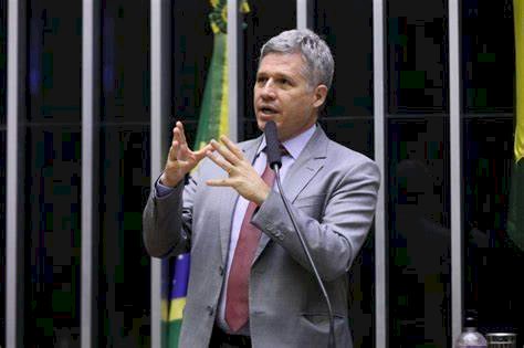 Paulo Teixeira desconversa e diz que invasão do MST é “velha”