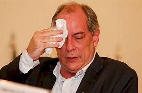 CIRO REAPARECE ONDE SEMPRE ESTEVE: NA DIREITA