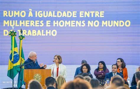 Sancionada lei de igualdade salarial entre mulheres e homens