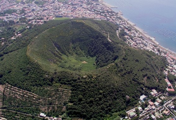 “Esteja preparado para tudo”: supervulcão está despertando na Itália