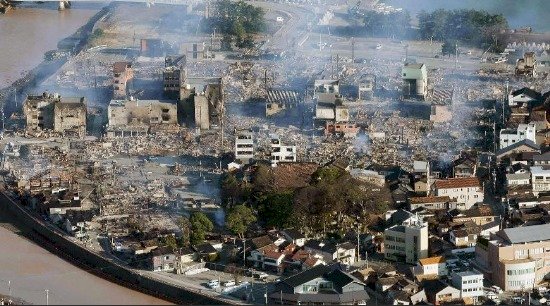 Terremoto no Japão deixa mortos e força deslocamento de 100.000 pessoas.
