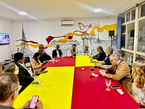 Oposição se reúne para discutir frente contra governo em 2026