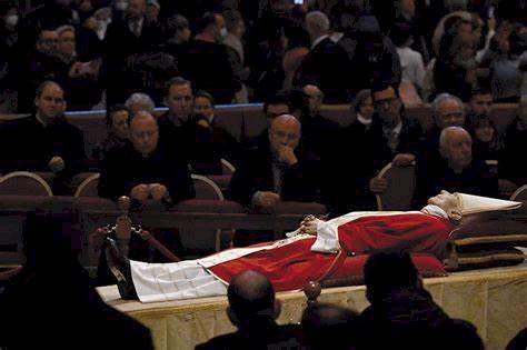 Cerca de 400 mil pessoas estiveram presentes no funeral do papa Francisco, dizem autoridades