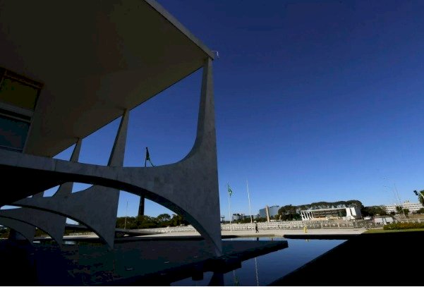 Planalto muda perfil de Castelo Branco e o cita como autor de golpe