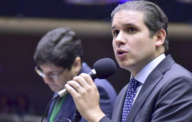 Ex-assessor de Hugo Motta é ligado à Conafer, investigada por fraudes no INSS