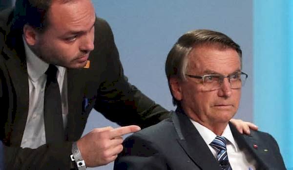 Qual era o papel de Carlos Bolsonaro no esquema de espionagem ilegal da Abin, segundo a PF