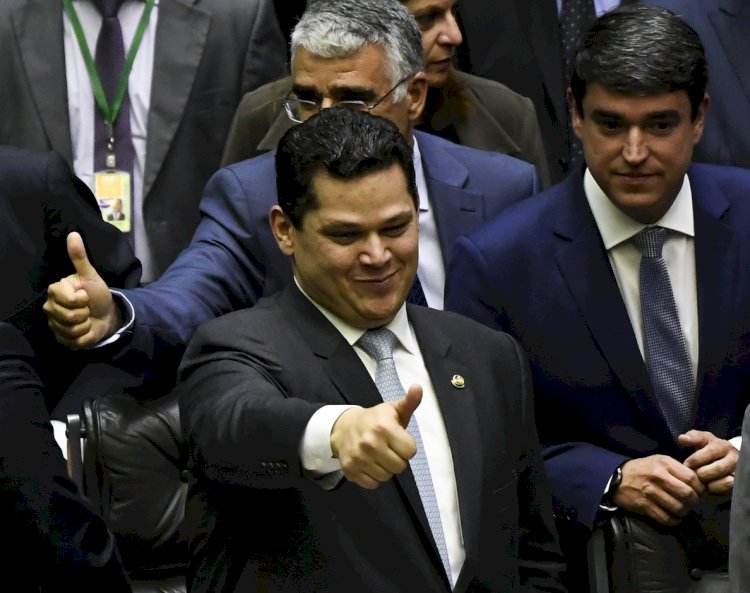 Alcolumbre joga a toalha e pede a número 2 da Fazenda que cesse o “nós contra eles”