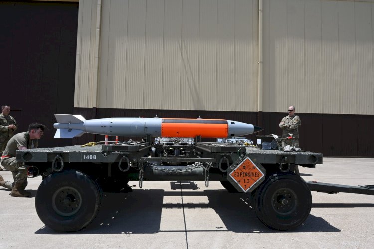 No es que EEUU haya advertido a Rusia sobre Ucrania, es que acaba de enviar bombas nucleares de hasta 50 kilotones a Europa