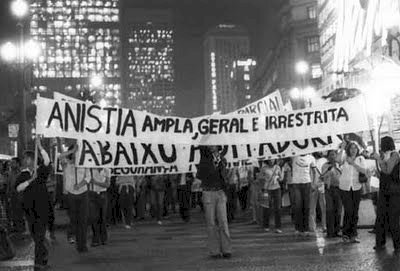 Entre o perdão e o esquecimento: uma história da anistia