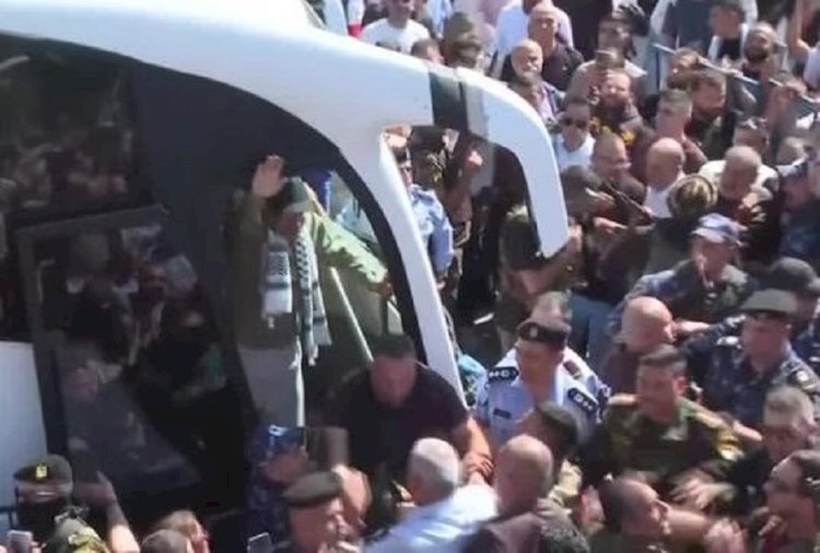 Multidão saúda libertação de palestinos das masmorras da ocupação israelense