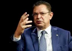 Sóstenes é pego com a mão na massa